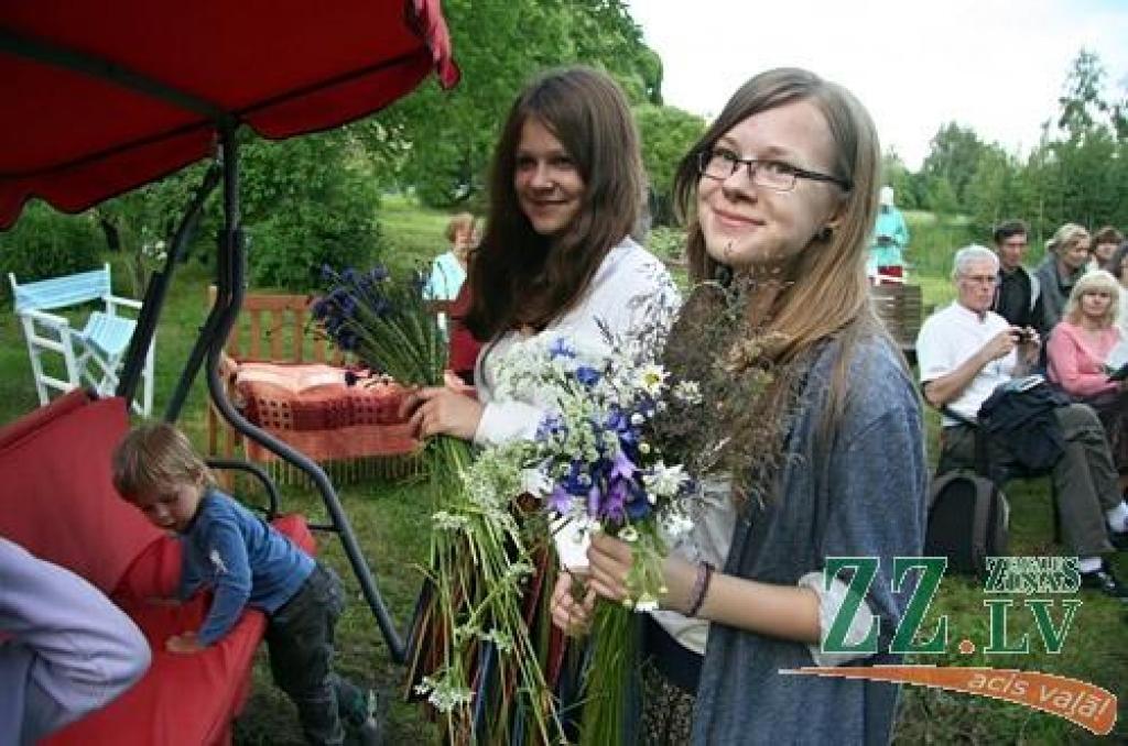 Lai atkārtotu zināmās un apgūtu mazāk pazīstamās Līgo svētku tradīcijas, Salgales pagasta «Billītēs» pulcējās radi, draugi un kaimiņi.
Mācības vadīja folkloriste Ilga Reizniece. Viņa uzsvēra, ka Līgo nav, lai pieēstos un dzertu, jo šajos...
