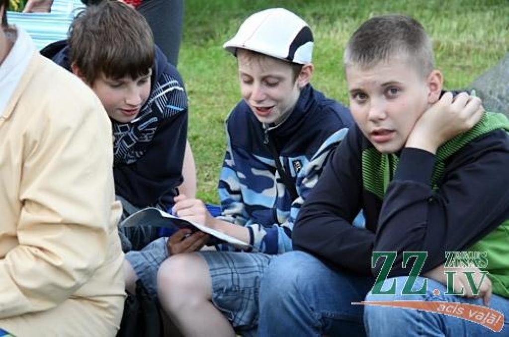 Lai atkārtotu zināmās un apgūtu mazāk pazīstamās Līgo svētku tradīcijas, Salgales pagasta «Billītēs» pulcējās radi, draugi un kaimiņi.
Mācības vadīja folkloriste Ilga Reizniece. Viņa uzsvēra, ka Līgo nav, lai pieēstos un dzertu, jo šajos...