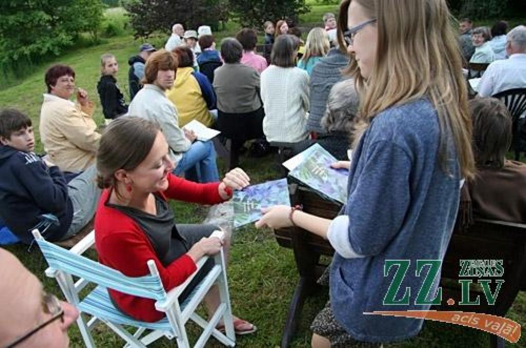 Lai atkārtotu zināmās un apgūtu mazāk pazīstamās Līgo svētku tradīcijas, Salgales pagasta «Billītēs» pulcējās radi, draugi un kaimiņi.
Mācības vadīja folkloriste Ilga Reizniece. Viņa uzsvēra, ka Līgo nav, lai pieēstos un dzertu, jo šajos...