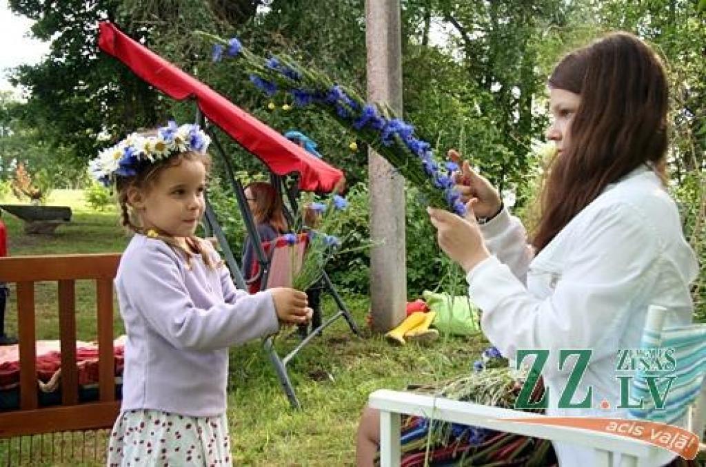 Lai atkārtotu zināmās un apgūtu mazāk pazīstamās Līgo svētku tradīcijas, Salgales pagasta «Billītēs» pulcējās radi, draugi un kaimiņi.
Mācības vadīja folkloriste Ilga Reizniece. Viņa uzsvēra, ka Līgo nav, lai pieēstos un dzertu, jo šajos...