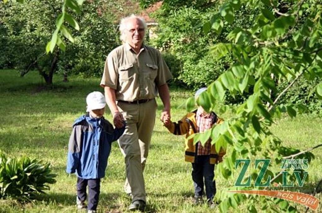 Lai atkārtotu zināmās un apgūtu mazāk pazīstamās Līgo svētku tradīcijas, Salgales pagasta «Billītēs» pulcējās radi, draugi un kaimiņi.
Mācības vadīja folkloriste Ilga Reizniece. Viņa uzsvēra, ka Līgo nav, lai pieēstos un dzertu, jo šajos...