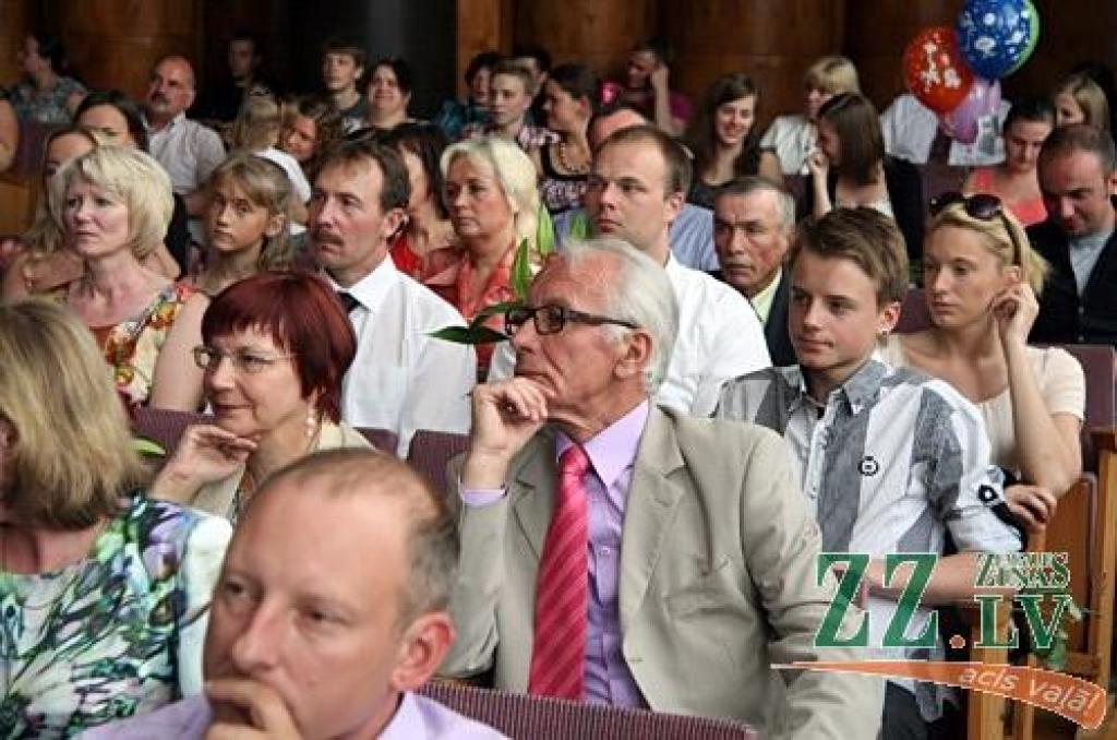 No septiņpadsmit šā gada Jelgavas Mūzikas vidusskolas absolventiem ar izcilību kvalifikācijas eksāmenus nokārtojuši trīs audzēkņi, bet ar teicamiem rezultātiem – četri absolventi
Šogad Jelgavas Mūzikas vidusskolu tās 90.gadskārtā absolvē...