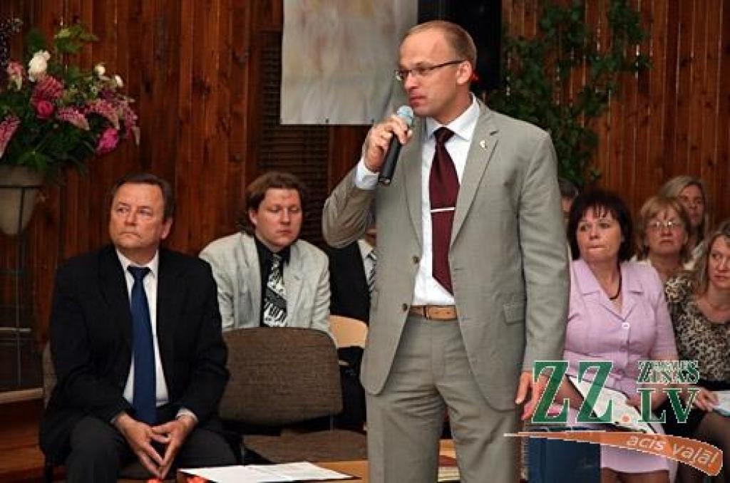 No septiņpadsmit šā gada Jelgavas Mūzikas vidusskolas absolventiem ar izcilību kvalifikācijas eksāmenus nokārtojuši trīs audzēkņi, bet ar teicamiem rezultātiem – četri absolventi
Šogad Jelgavas Mūzikas vidusskolu tās 90.gadskārtā absolvē...