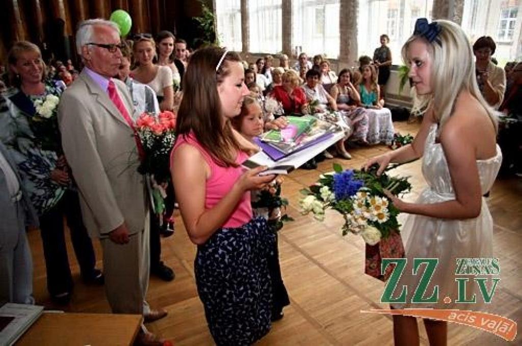 No septiņpadsmit šā gada Jelgavas Mūzikas vidusskolas absolventiem ar izcilību kvalifikācijas eksāmenus nokārtojuši trīs audzēkņi, bet ar teicamiem rezultātiem – četri absolventi
Šogad Jelgavas Mūzikas vidusskolu tās 90.gadskārtā absolvē...