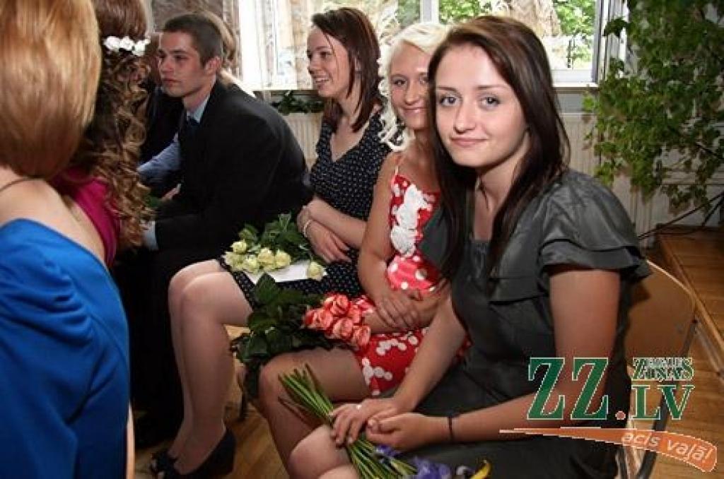 No septiņpadsmit šā gada Jelgavas Mūzikas vidusskolas absolventiem ar izcilību kvalifikācijas eksāmenus nokārtojuši trīs audzēkņi, bet ar teicamiem rezultātiem – četri absolventi
Šogad Jelgavas Mūzikas vidusskolu tās 90.gadskārtā absolvē...
