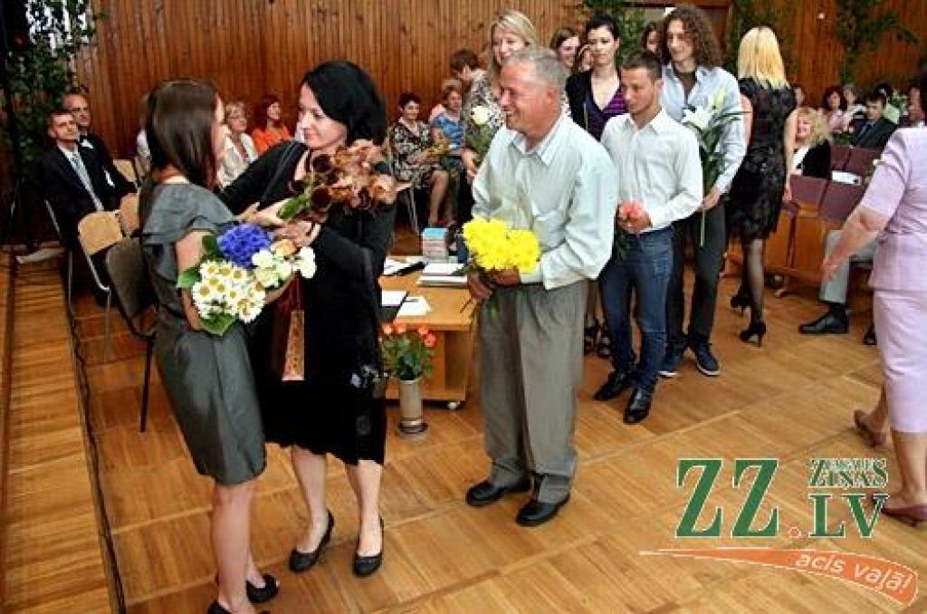 No septiņpadsmit šā gada Jelgavas Mūzikas vidusskolas absolventiem ar izcilību kvalifikācijas eksāmenus nokārtojuši trīs audzēkņi, bet ar teicamiem rezultātiem – četri absolventi
Šogad Jelgavas Mūzikas vidusskolu tās 90.gadskārtā absolvē...