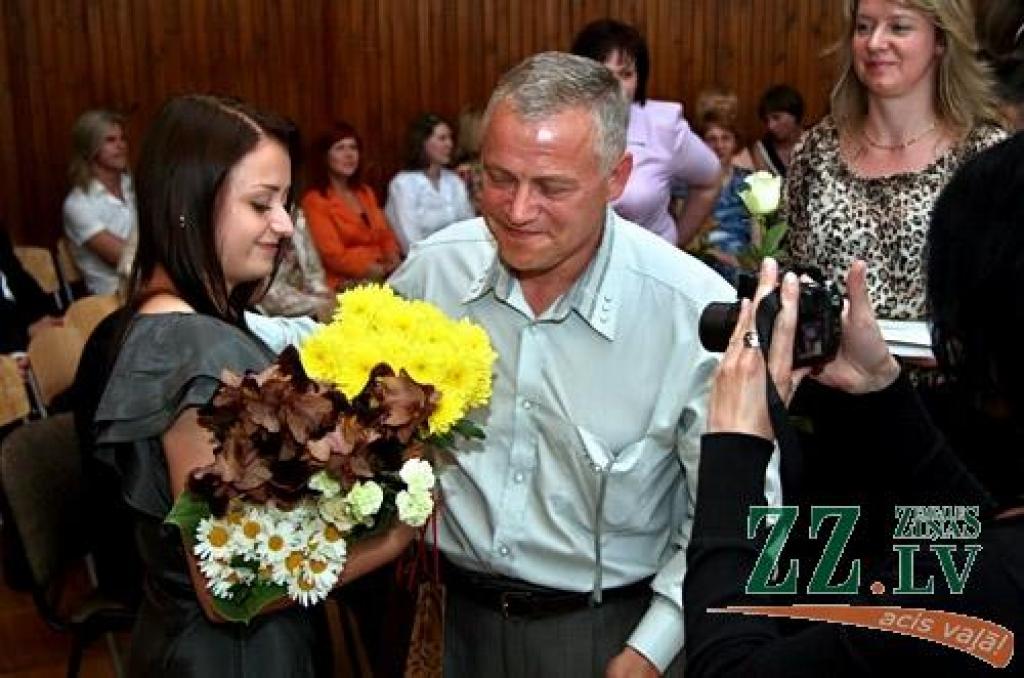 No septiņpadsmit šā gada Jelgavas Mūzikas vidusskolas absolventiem ar izcilību kvalifikācijas eksāmenus nokārtojuši trīs audzēkņi, bet ar teicamiem rezultātiem – četri absolventi
Šogad Jelgavas Mūzikas vidusskolu tās 90.gadskārtā absolvē...