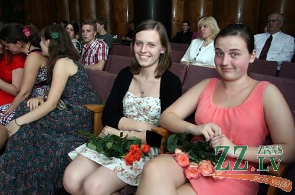 No septiņpadsmit šā gada Jelgavas Mūzikas vidusskolas absolventiem ar izcilību kvalifikācijas eksāmenus nokārtojuši trīs audzēkņi, bet ar teicamiem rezultātiem – četri absolventi
Šogad Jelgavas Mūzikas vidusskolu tās 90.gadskārtā absolvē...