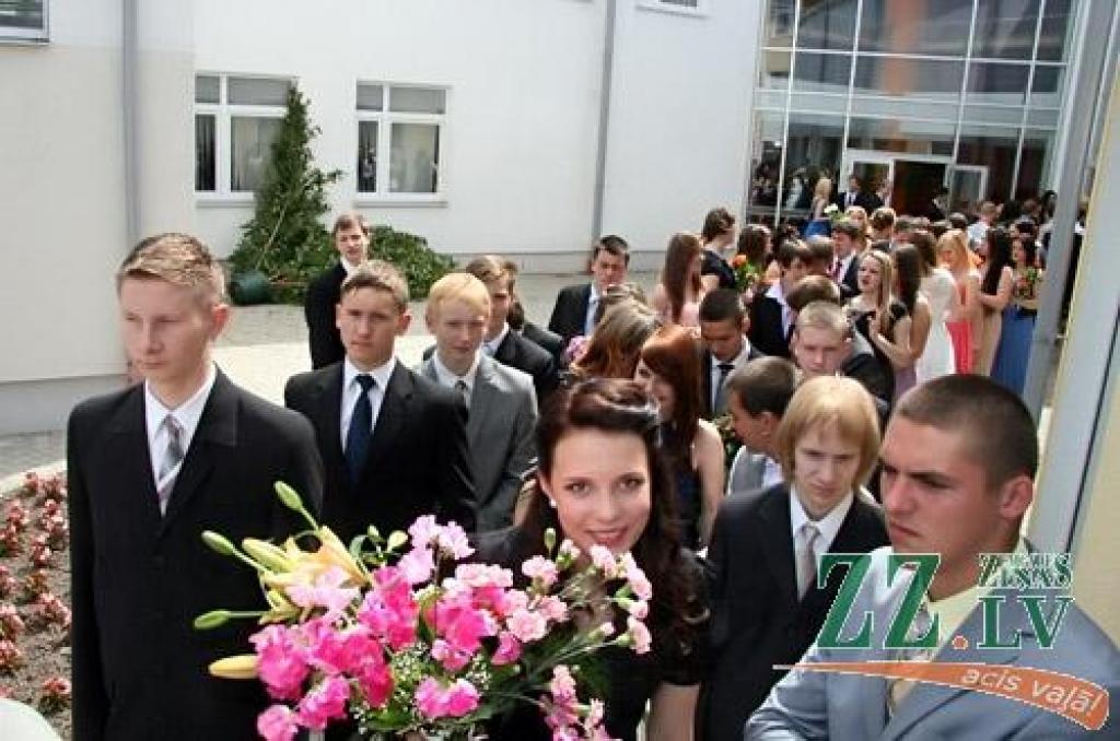 Saņemot pirmās vasaras puķes, jūnija sākuma izlaidumus svin pamatskolu absolventi.