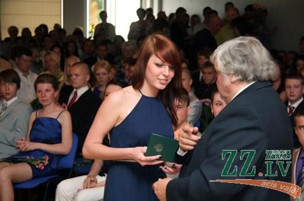 Saņemot pirmās vasaras puķes, jūnija sākuma izlaidumus svin pamatskolu absolventi.