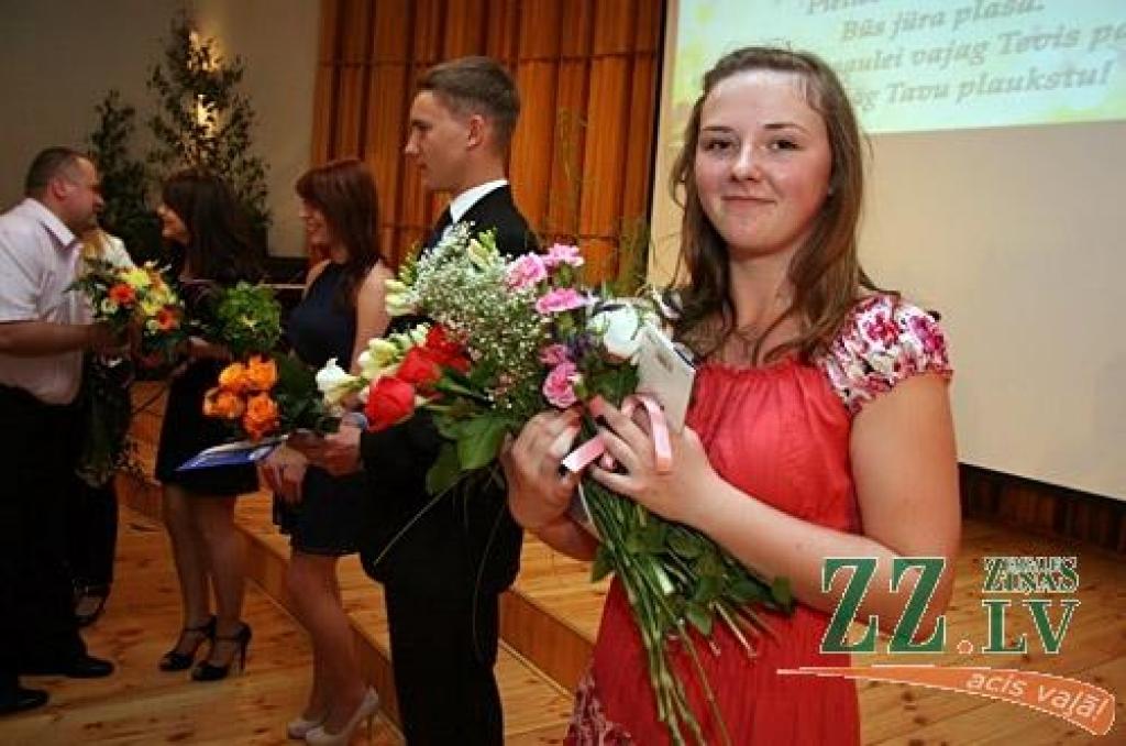 Saņemot pirmās vasaras puķes, jūnija sākuma izlaidumus svin pamatskolu absolventi.