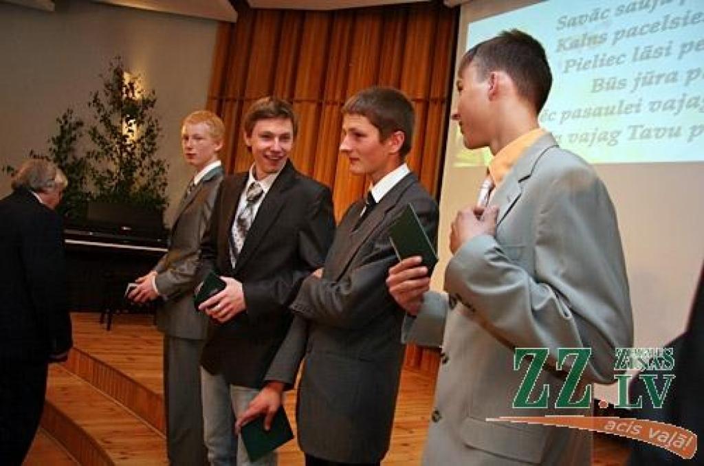 Saņemot pirmās vasaras puķes, jūnija sākuma izlaidumus svin pamatskolu absolventi.