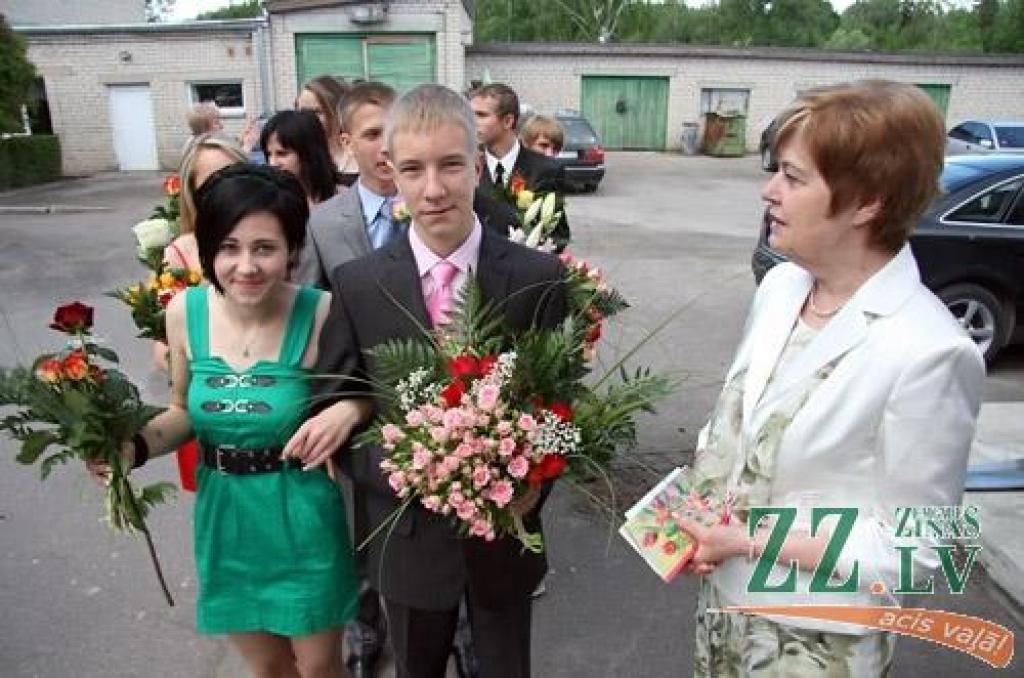 Saņemot pirmās vasaras puķes, jūnija sākuma izlaidumus svin pamatskolu absolventi.