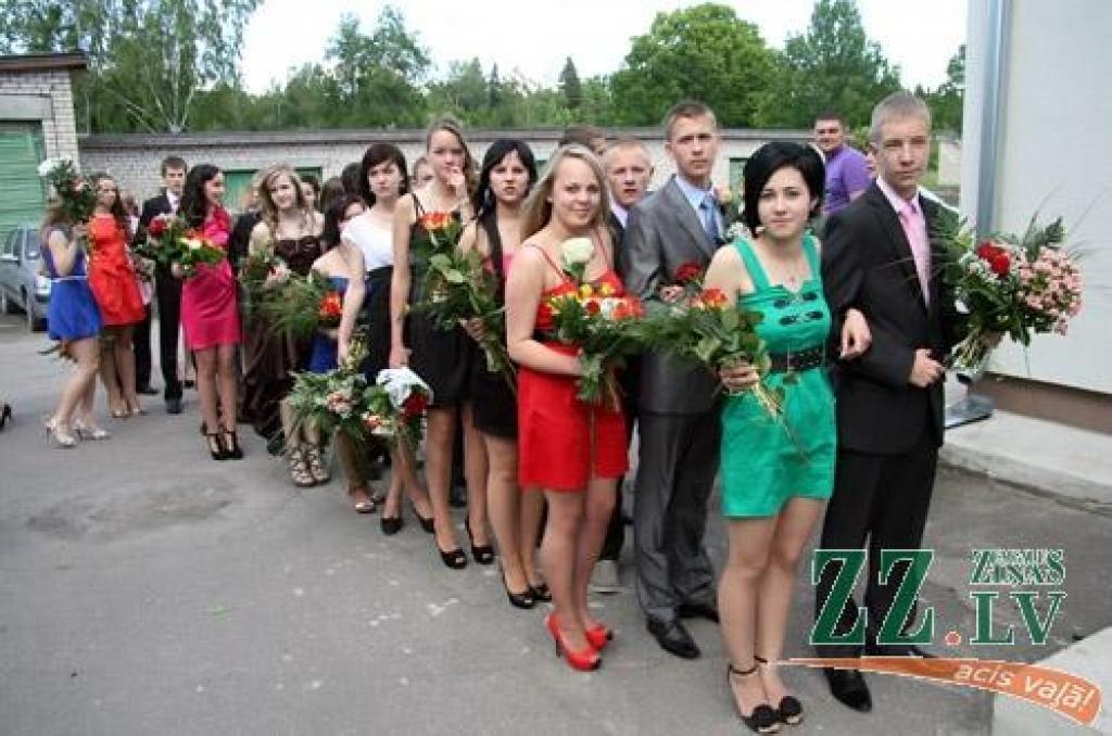 Saņemot pirmās vasaras puķes, jūnija sākuma izlaidumus svin pamatskolu absolventi.