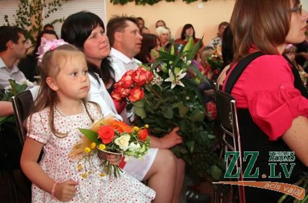 Saņemot pirmās vasaras puķes, jūnija sākuma izlaidumus svin pamatskolu absolventi.