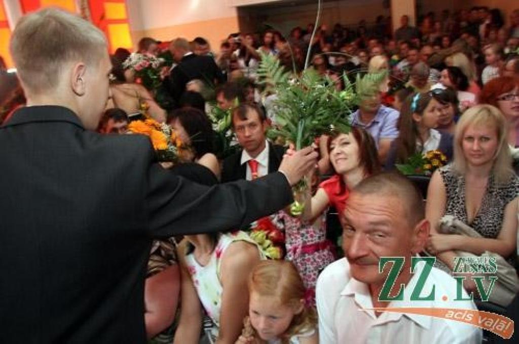 Saņemot pirmās vasaras puķes, jūnija sākuma izlaidumus svin pamatskolu absolventi.