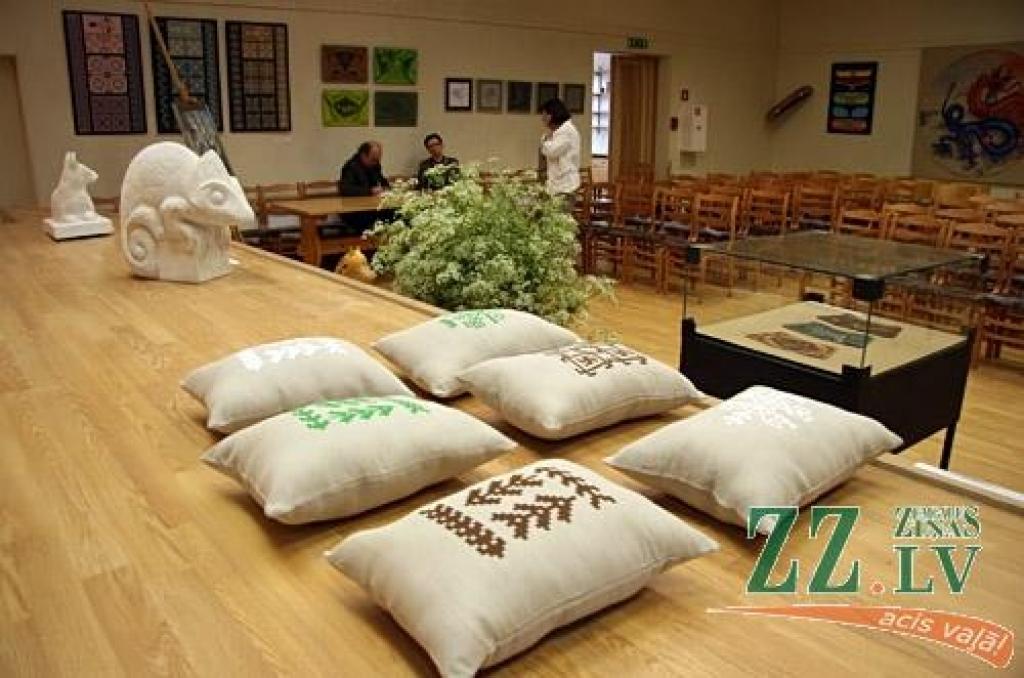No Jelgavas Mākslas skolas absolventu noslēguma darbiem skolas zālē iekārtota izstāde, ar kuru darbdienās no pulksten 10 līdz 16 var iepazīties visu vasaru (interesentiem izmantot zvana pogu).
Noslēguma darbus vadīja pedagogi, reizē arī...