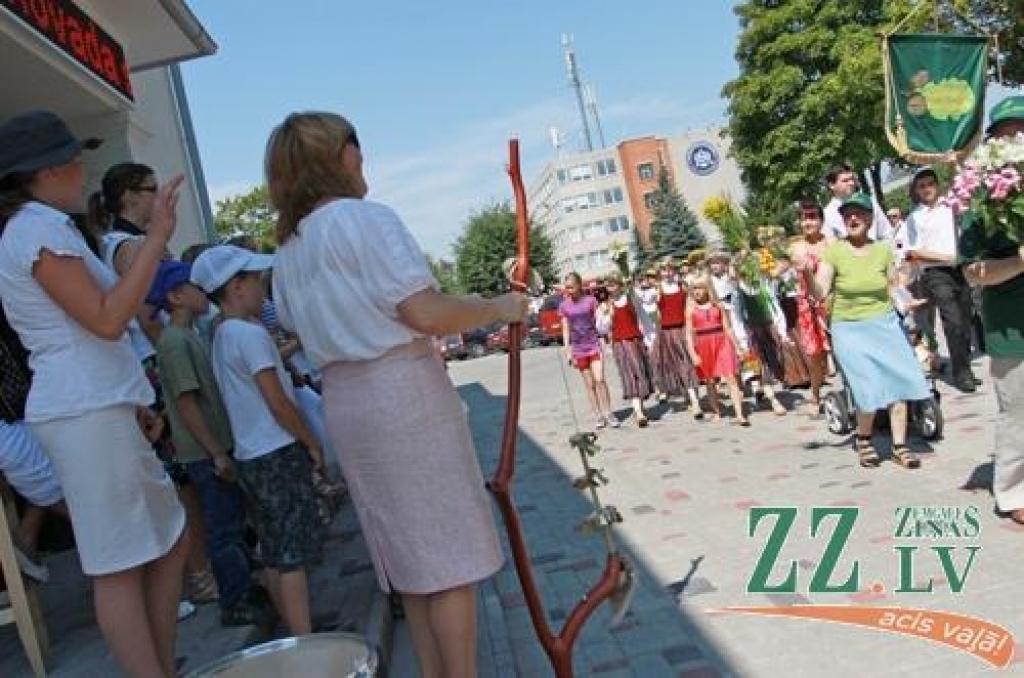 Sestdien Ozolnieku stadionā otro reizi deviņus gadus garajā novada vēsturē (kopš tagadējā Salgales novada pievienošanās apritējuši trīs gadi) iesoļoja svētku «Ar saknēm novadā» gājiena dalībnieki. Svētki, ko 28. jūlijā organizēja Ozolnieku...