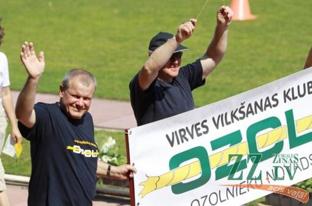 Sestdien Ozolnieku stadionā otro reizi deviņus gadus garajā novada vēsturē (kopš tagadējā Salgales novada pievienošanās apritējuši trīs gadi) iesoļoja svētku «Ar saknēm novadā» gājiena dalībnieki. Svētki, ko 28. jūlijā organizēja Ozolnieku...