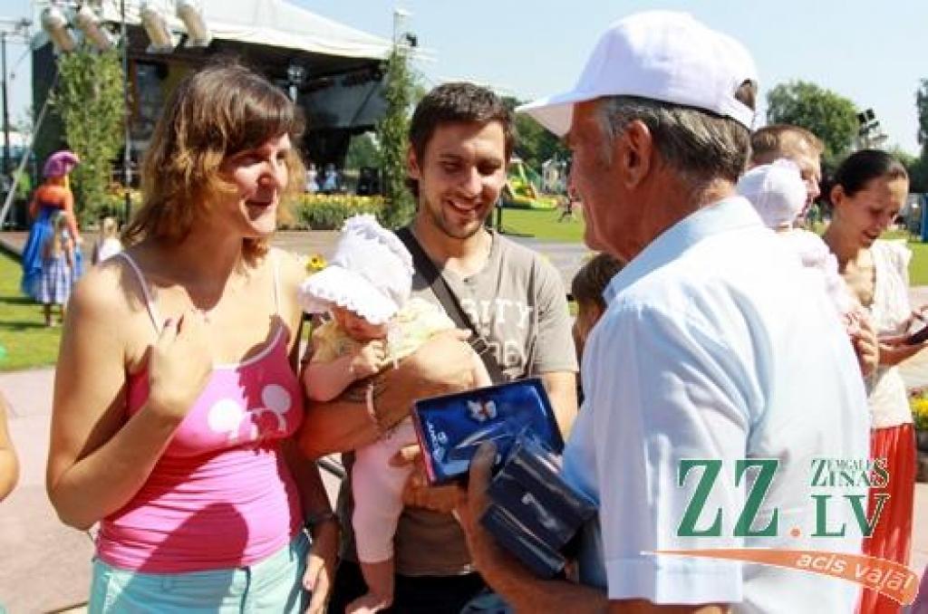 Sestdien Ozolnieku stadionā otro reizi deviņus gadus garajā novada vēsturē (kopš tagadējā Salgales novada pievienošanās apritējuši trīs gadi) iesoļoja svētku «Ar saknēm novadā» gājiena dalībnieki. Svētki, ko 28. jūlijā organizēja Ozolnieku...