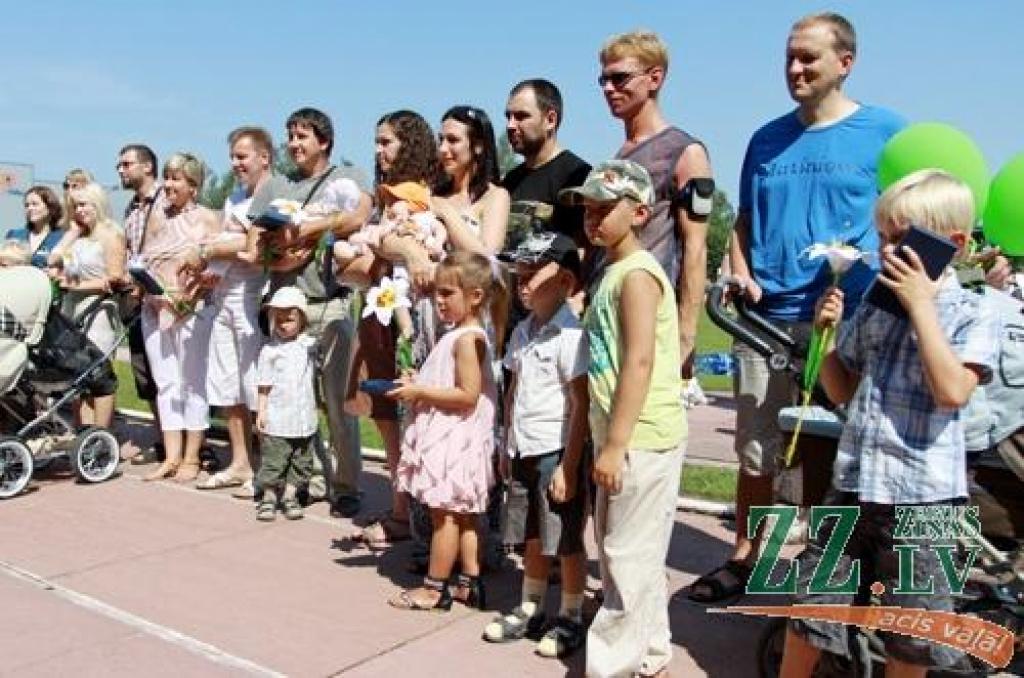 Sestdien Ozolnieku stadionā otro reizi deviņus gadus garajā novada vēsturē (kopš tagadējā Salgales novada pievienošanās apritējuši trīs gadi) iesoļoja svētku «Ar saknēm novadā» gājiena dalībnieki. Svētki, ko 28. jūlijā organizēja Ozolnieku...