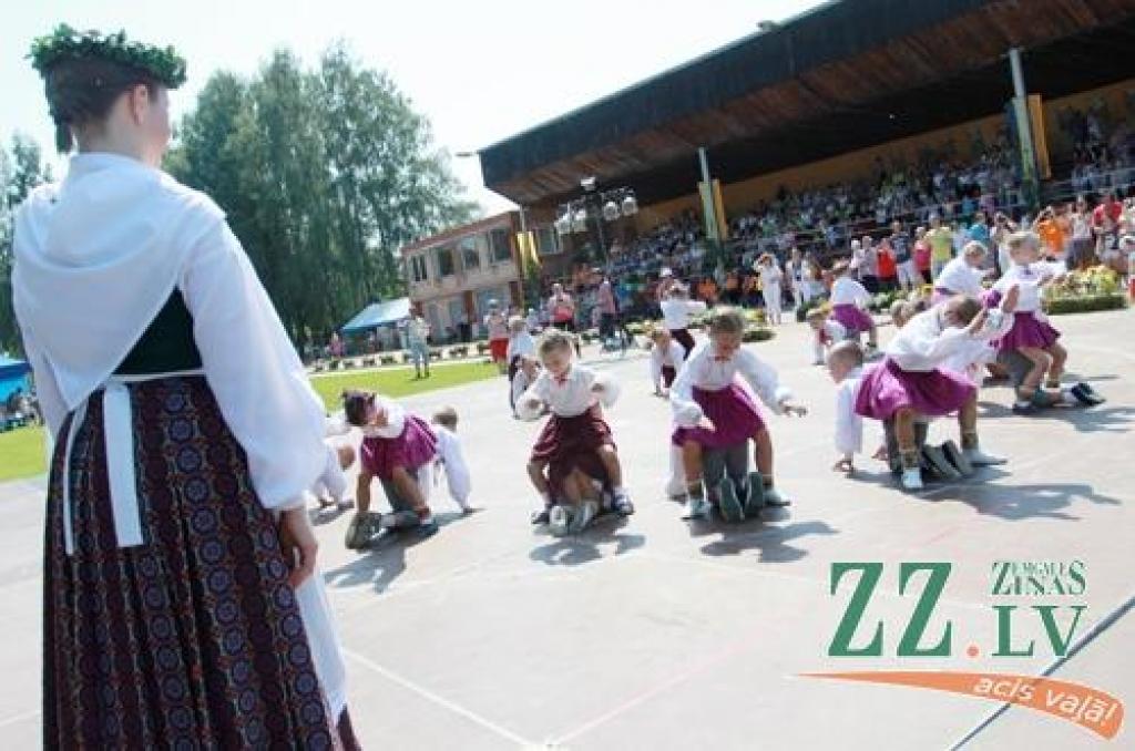 Sestdien Ozolnieku stadionā otro reizi deviņus gadus garajā novada vēsturē (kopš tagadējā Salgales novada pievienošanās apritējuši trīs gadi) iesoļoja svētku «Ar saknēm novadā» gājiena dalībnieki. Svētki, ko 28. jūlijā organizēja Ozolnieku...