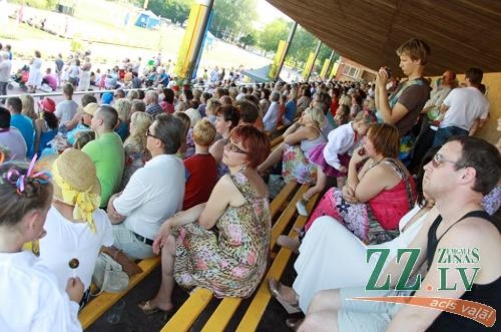 Sestdien Ozolnieku stadionā otro reizi deviņus gadus garajā novada vēsturē (kopš tagadējā Salgales novada pievienošanās apritējuši trīs gadi) iesoļoja svētku «Ar saknēm novadā» gājiena dalībnieki. Svētki, ko 28. jūlijā organizēja Ozolnieku...