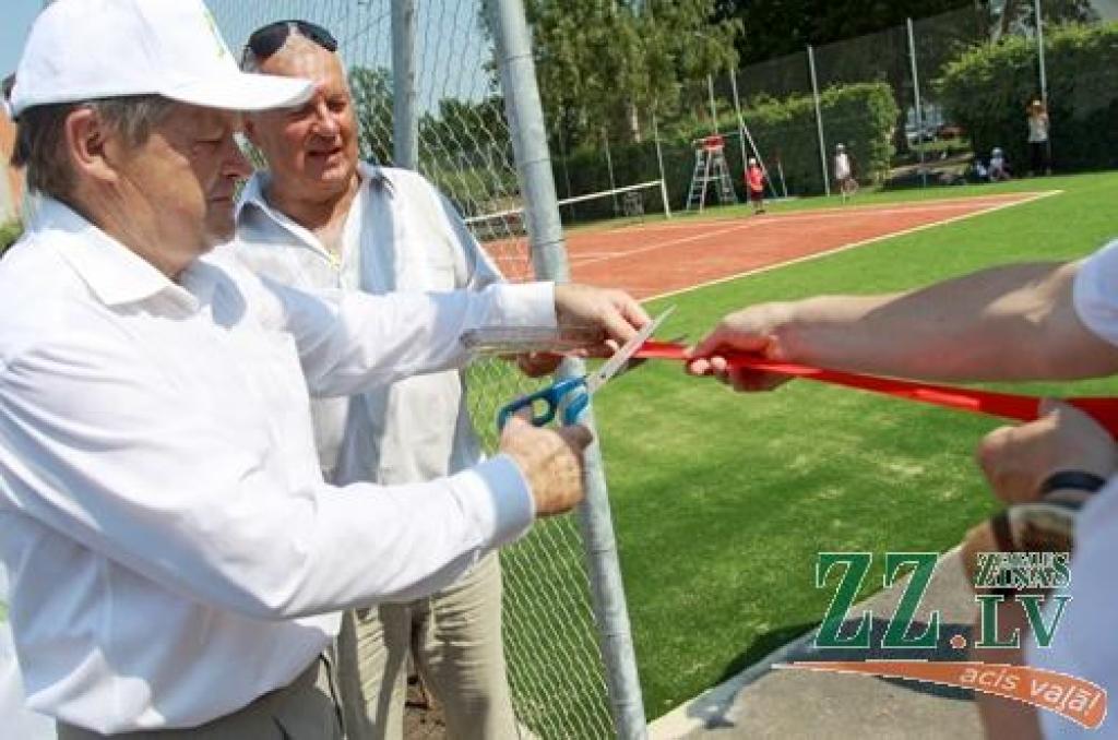 Sestdien Ozolnieku stadionā otro reizi deviņus gadus garajā novada vēsturē (kopš tagadējā Salgales novada pievienošanās apritējuši trīs gadi) iesoļoja svētku «Ar saknēm novadā» gājiena dalībnieki. Svētki, ko 28. jūlijā organizēja Ozolnieku...