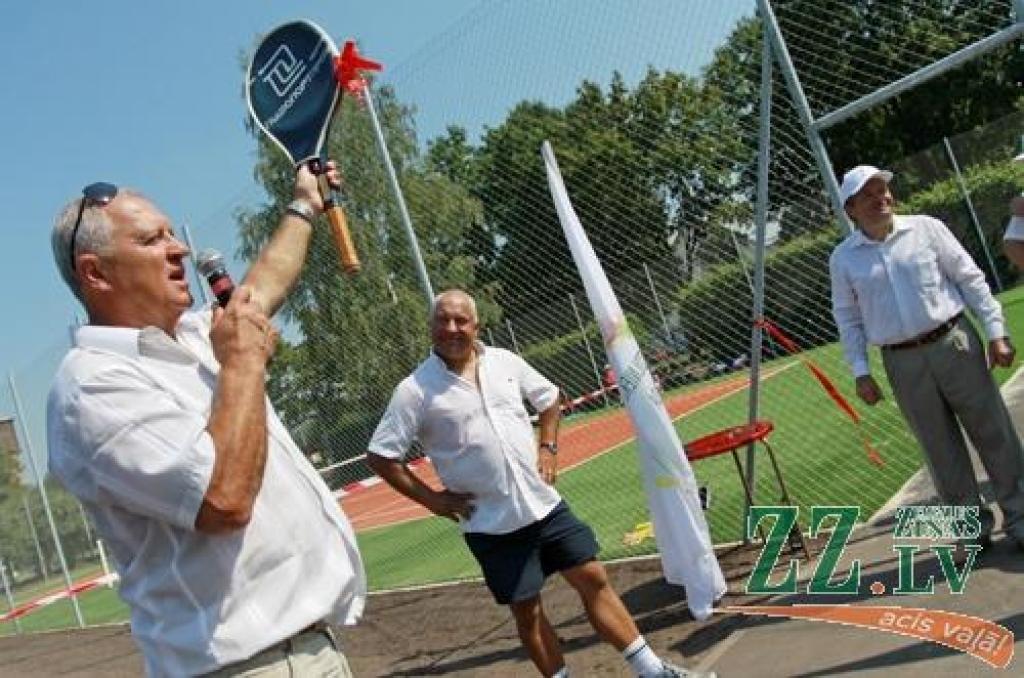 Sestdien Ozolnieku stadionā otro reizi deviņus gadus garajā novada vēsturē (kopš tagadējā Salgales novada pievienošanās apritējuši trīs gadi) iesoļoja svētku «Ar saknēm novadā» gājiena dalībnieki. Svētki, ko 28. jūlijā organizēja Ozolnieku...