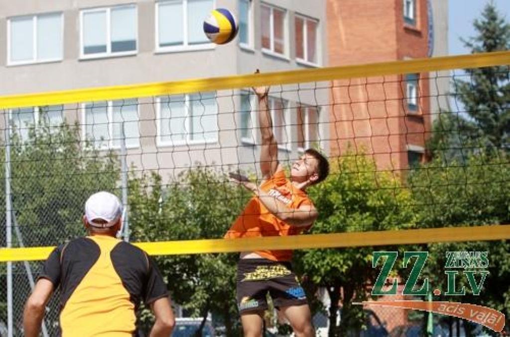 Sestdien Ozolnieku stadionā otro reizi deviņus gadus garajā novada vēsturē (kopš tagadējā Salgales novada pievienošanās apritējuši trīs gadi) iesoļoja svētku «Ar saknēm novadā» gājiena dalībnieki. Svētki, ko 28. jūlijā organizēja Ozolnieku...