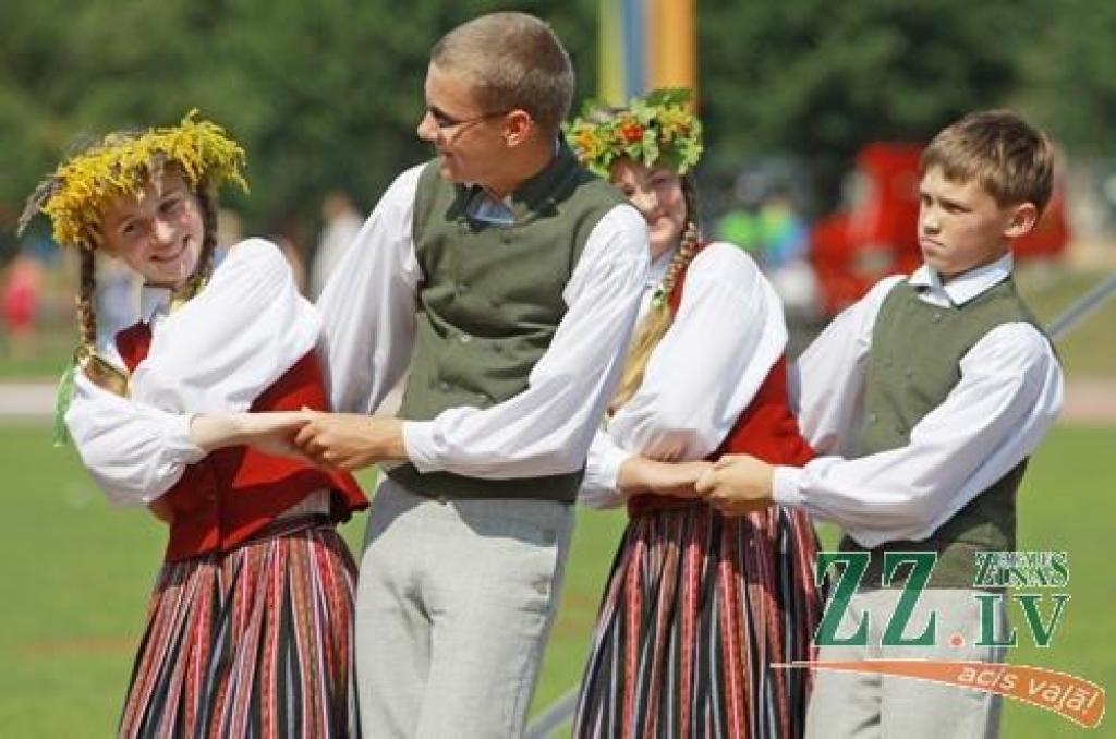 Sestdien Ozolnieku stadionā otro reizi deviņus gadus garajā novada vēsturē (kopš tagadējā Salgales novada pievienošanās apritējuši trīs gadi) iesoļoja svētku «Ar saknēm novadā» gājiena dalībnieki. Svētki, ko 28. jūlijā organizēja Ozolnieku...