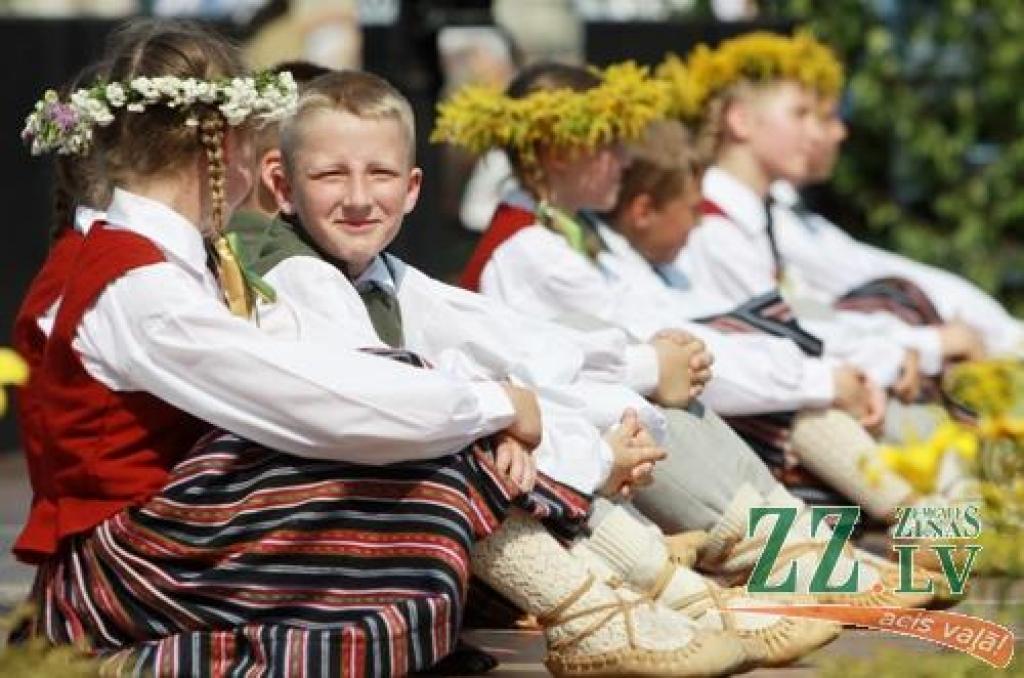 Sestdien Ozolnieku stadionā otro reizi deviņus gadus garajā novada vēsturē (kopš tagadējā Salgales novada pievienošanās apritējuši trīs gadi) iesoļoja svētku «Ar saknēm novadā» gājiena dalībnieki. Svētki, ko 28. jūlijā organizēja Ozolnieku...