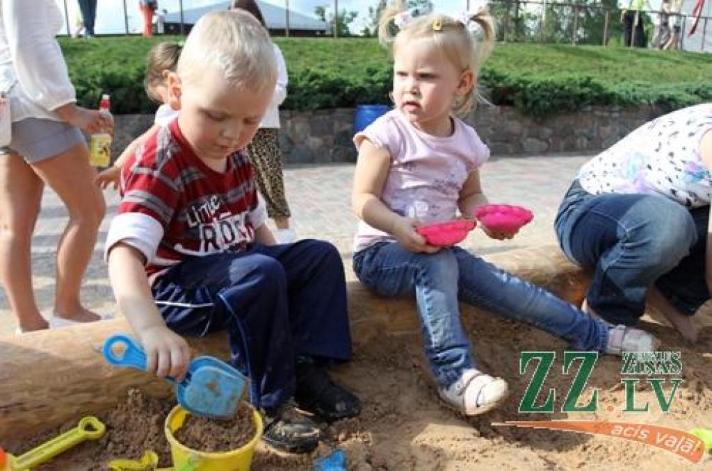 Vairākas dienas Uzvaras parkā tiek svinēts starptautiskais smilšu skulptūru festivāls. Apmeklētāji ne tikai bauda mākslinieku sniegumu, bet arī vērtē citu meistaru – sportistu priekšnesumus.
Jāatgādina, ka sestā Jelgavas starptautiskā...