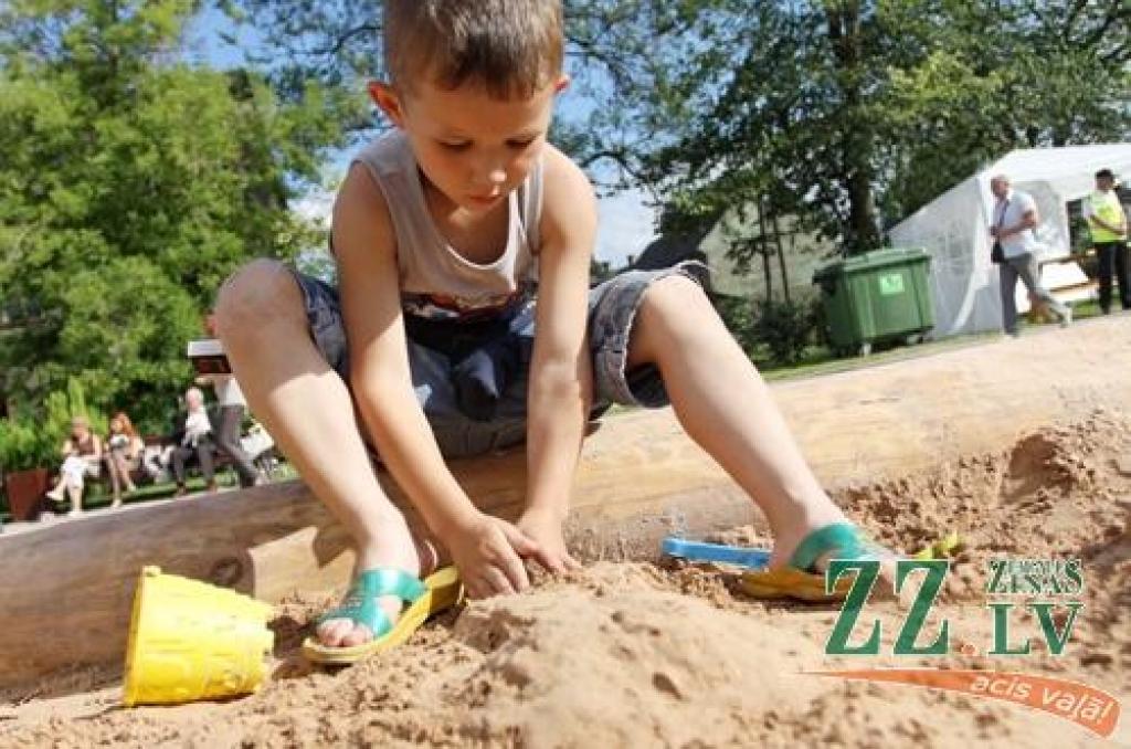 Vairākas dienas Uzvaras parkā tiek svinēts starptautiskais smilšu skulptūru festivāls. Apmeklētāji ne tikai bauda mākslinieku sniegumu, bet arī vērtē citu meistaru – sportistu priekšnesumus.
Jāatgādina, ka sestā Jelgavas starptautiskā...