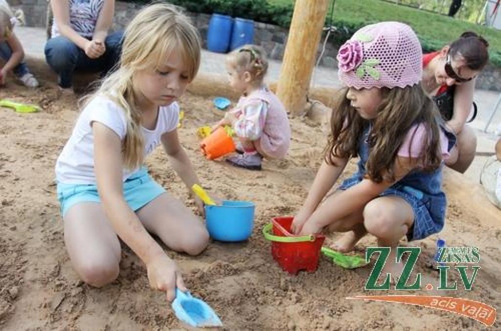Vairākas dienas Uzvaras parkā tiek svinēts starptautiskais smilšu skulptūru festivāls. Apmeklētāji ne tikai bauda mākslinieku sniegumu, bet arī vērtē citu meistaru – sportistu priekšnesumus.
Jāatgādina, ka sestā Jelgavas starptautiskā...