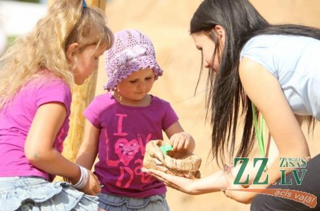 Vairākas dienas Uzvaras parkā tiek svinēts starptautiskais smilšu skulptūru festivāls. Apmeklētāji ne tikai bauda mākslinieku sniegumu, bet arī vērtē citu meistaru – sportistu priekšnesumus.
Jāatgādina, ka sestā Jelgavas starptautiskā...