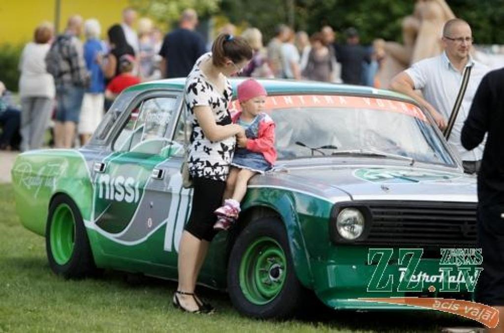 Vairākas dienas Uzvaras parkā tiek svinēts starptautiskais smilšu skulptūru festivāls. Apmeklētāji ne tikai bauda mākslinieku sniegumu, bet arī vērtē citu meistaru – sportistu priekšnesumus.
Jāatgādina, ka sestā Jelgavas starptautiskā...