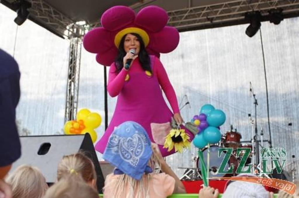 Vairākas dienas Uzvaras parkā tiek svinēts starptautiskais smilšu skulptūru festivāls. Apmeklētāji ne tikai bauda mākslinieku sniegumu, bet arī vērtē citu meistaru – sportistu priekšnesumus.
Jāatgādina, ka sestā Jelgavas starptautiskā...