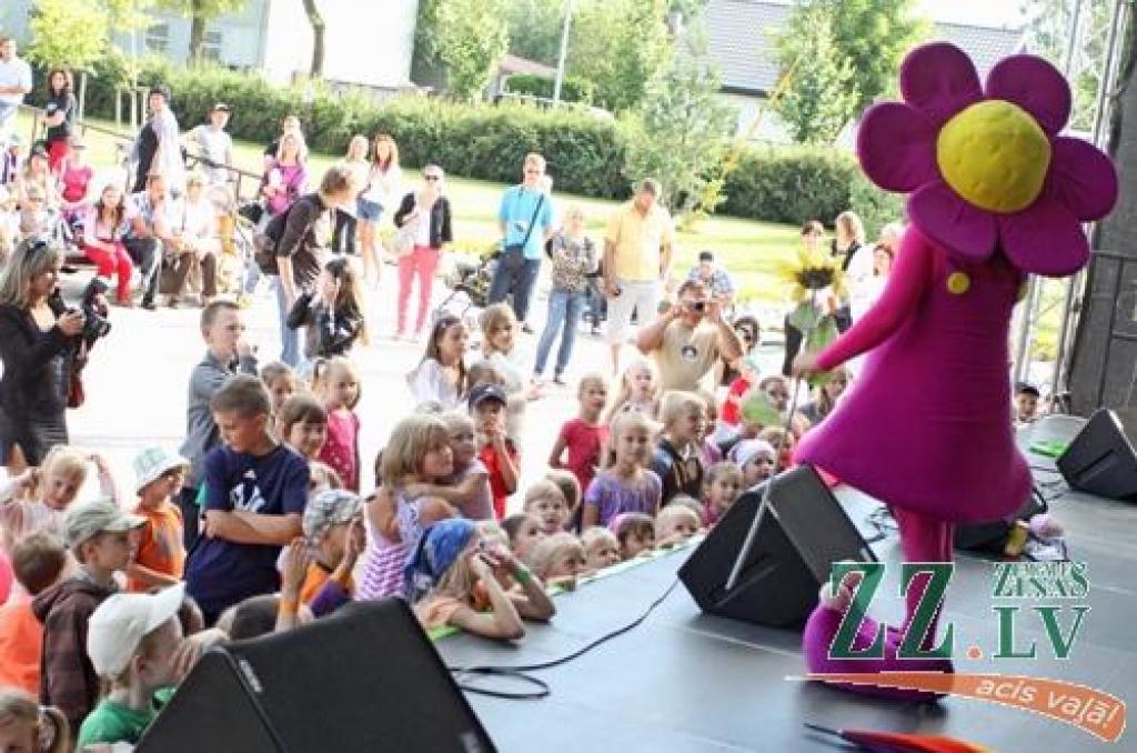 Vairākas dienas Uzvaras parkā tiek svinēts starptautiskais smilšu skulptūru festivāls. Apmeklētāji ne tikai bauda mākslinieku sniegumu, bet arī vērtē citu meistaru – sportistu priekšnesumus.
Jāatgādina, ka sestā Jelgavas starptautiskā...