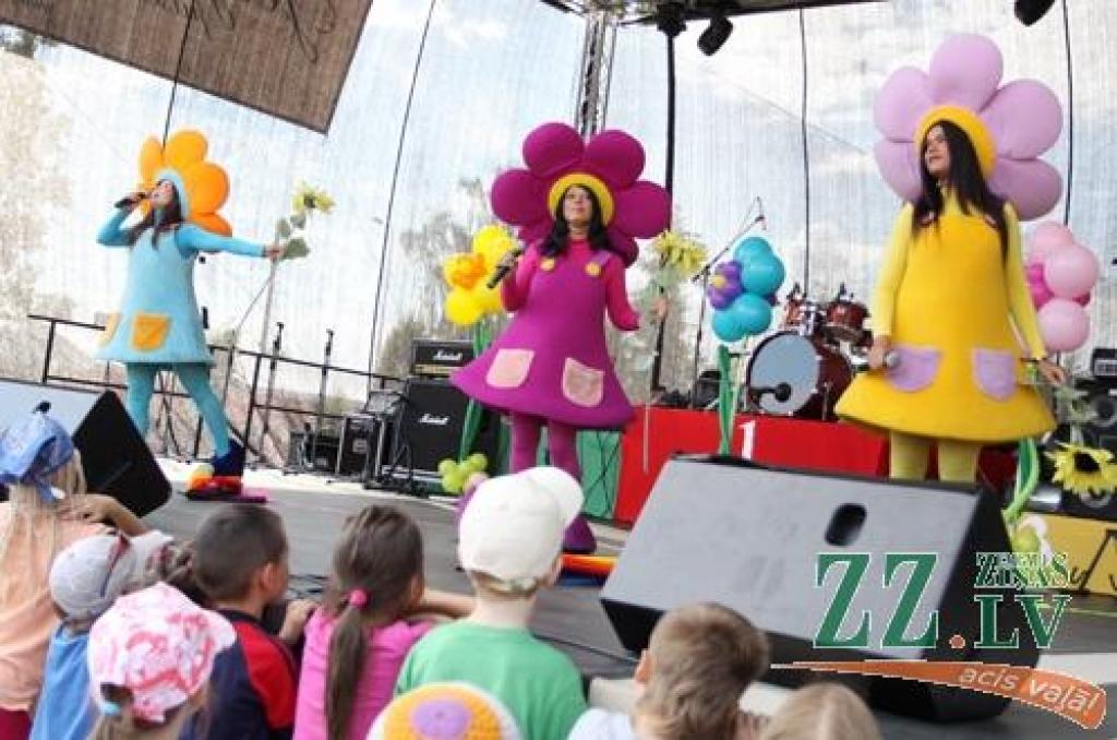 Vairākas dienas Uzvaras parkā tiek svinēts starptautiskais smilšu skulptūru festivāls. Apmeklētāji ne tikai bauda mākslinieku sniegumu, bet arī vērtē citu meistaru – sportistu priekšnesumus.
Jāatgādina, ka sestā Jelgavas starptautiskā...