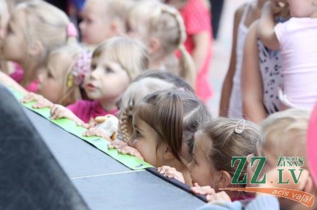 Vairākas dienas Uzvaras parkā tiek svinēts starptautiskais smilšu skulptūru festivāls. Apmeklētāji ne tikai bauda mākslinieku sniegumu, bet arī vērtē citu meistaru – sportistu priekšnesumus.
Jāatgādina, ka sestā Jelgavas starptautiskā...