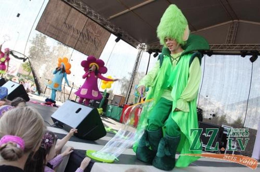 Vairākas dienas Uzvaras parkā tiek svinēts starptautiskais smilšu skulptūru festivāls. Apmeklētāji ne tikai bauda mākslinieku sniegumu, bet arī vērtē citu meistaru – sportistu priekšnesumus.
Jāatgādina, ka sestā Jelgavas starptautiskā...