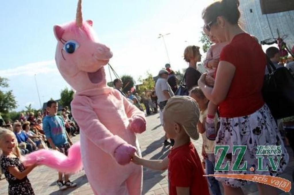 Vairākas dienas Uzvaras parkā tiek svinēts starptautiskais smilšu skulptūru festivāls. Apmeklētāji ne tikai bauda mākslinieku sniegumu, bet arī vērtē citu meistaru – sportistu priekšnesumus.
Jāatgādina, ka sestā Jelgavas starptautiskā...