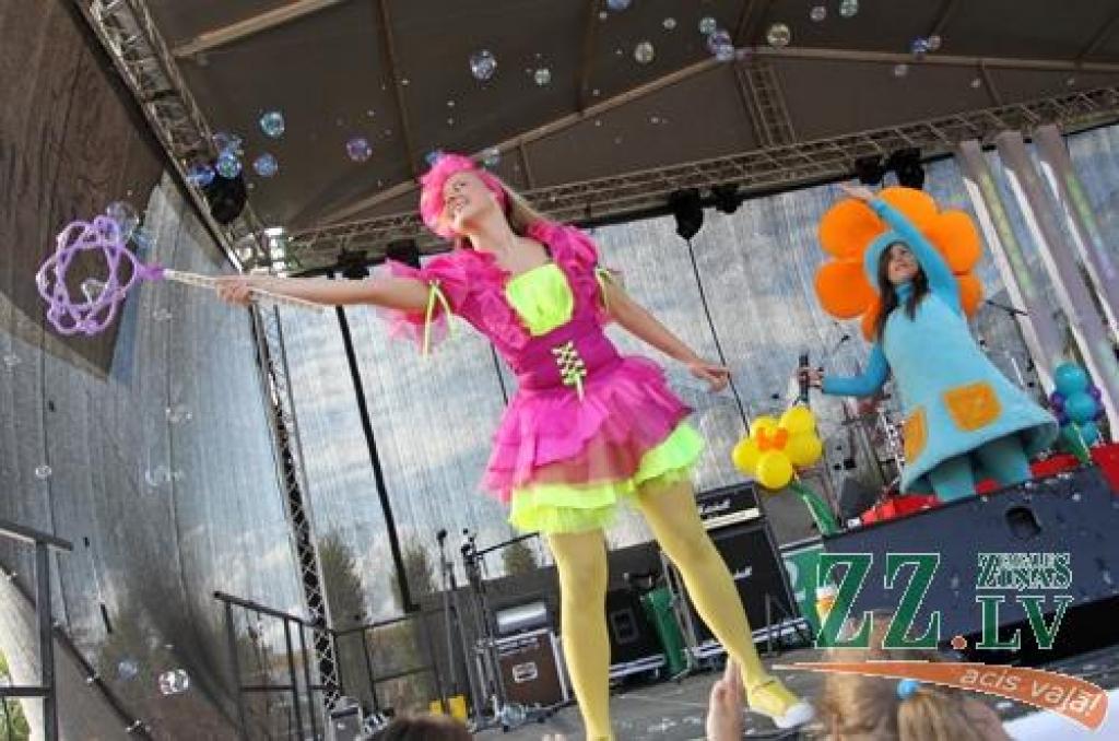 Vairākas dienas Uzvaras parkā tiek svinēts starptautiskais smilšu skulptūru festivāls. Apmeklētāji ne tikai bauda mākslinieku sniegumu, bet arī vērtē citu meistaru – sportistu priekšnesumus.
Jāatgādina, ka sestā Jelgavas starptautiskā...