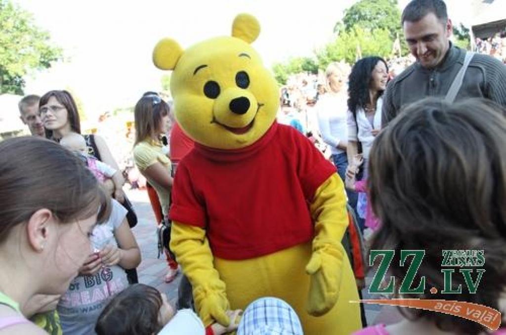 Vairākas dienas Uzvaras parkā tiek svinēts starptautiskais smilšu skulptūru festivāls. Apmeklētāji ne tikai bauda mākslinieku sniegumu, bet arī vērtē citu meistaru – sportistu priekšnesumus.
Jāatgādina, ka sestā Jelgavas starptautiskā...
