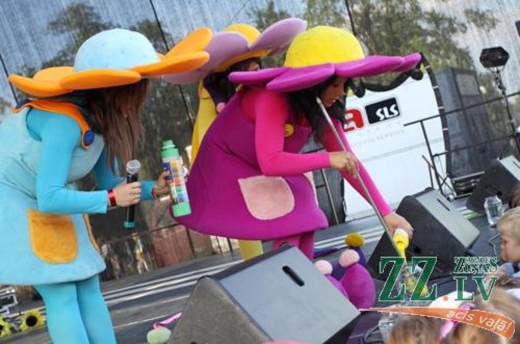 Vairākas dienas Uzvaras parkā tiek svinēts starptautiskais smilšu skulptūru festivāls. Apmeklētāji ne tikai bauda mākslinieku sniegumu, bet arī vērtē citu meistaru – sportistu priekšnesumus.
Jāatgādina, ka sestā Jelgavas starptautiskā...