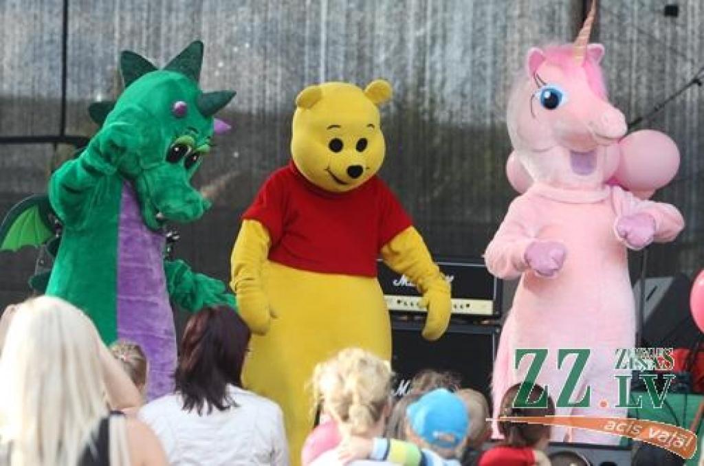 Vairākas dienas Uzvaras parkā tiek svinēts starptautiskais smilšu skulptūru festivāls. Apmeklētāji ne tikai bauda mākslinieku sniegumu, bet arī vērtē citu meistaru – sportistu priekšnesumus.
Jāatgādina, ka sestā Jelgavas starptautiskā...