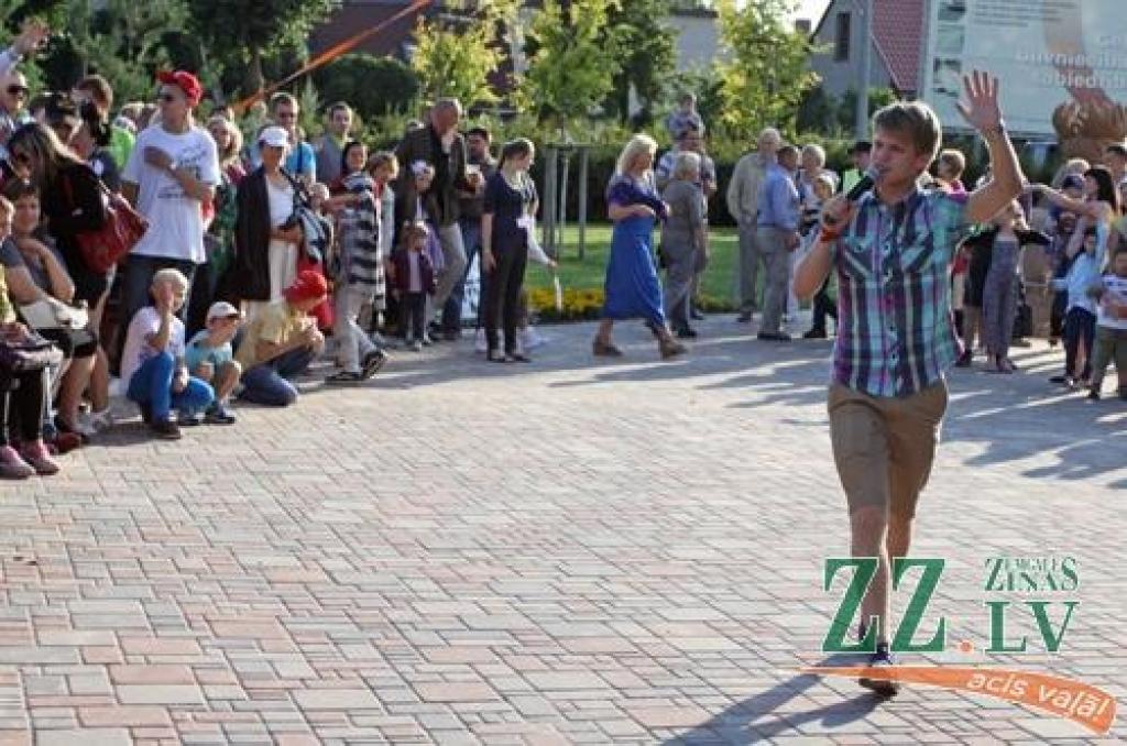 Vairākas dienas Uzvaras parkā tiek svinēts starptautiskais smilšu skulptūru festivāls. Apmeklētāji ne tikai bauda mākslinieku sniegumu, bet arī vērtē citu meistaru – sportistu priekšnesumus.
Jāatgādina, ka sestā Jelgavas starptautiskā...