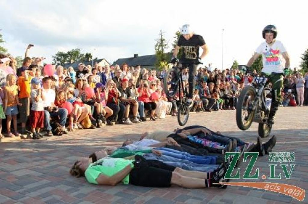 Vairākas dienas Uzvaras parkā tiek svinēts starptautiskais smilšu skulptūru festivāls. Apmeklētāji ne tikai bauda mākslinieku sniegumu, bet arī vērtē citu meistaru – sportistu priekšnesumus.
Jāatgādina, ka sestā Jelgavas starptautiskā...