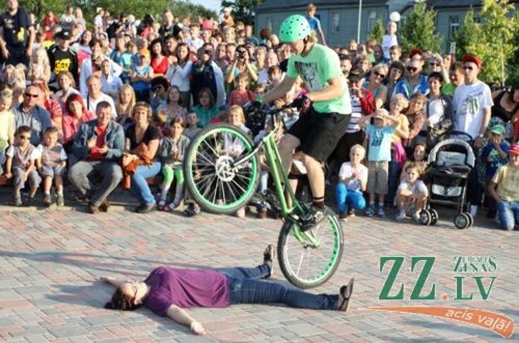 Vairākas dienas Uzvaras parkā tiek svinēts starptautiskais smilšu skulptūru festivāls. Apmeklētāji ne tikai bauda mākslinieku sniegumu, bet arī vērtē citu meistaru – sportistu priekšnesumus.
Jāatgādina, ka sestā Jelgavas starptautiskā...